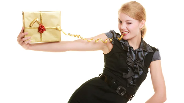 Κοπέλα που κρατά το κιβώτιο δώρων — Φωτογραφία Αρχείου