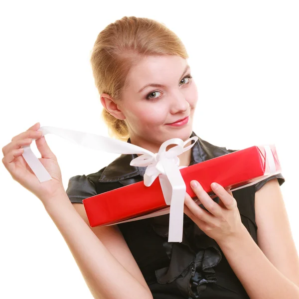 Chica sosteniendo caja de regalo —  Fotos de Stock