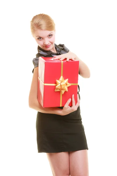 Chica sosteniendo caja de regalo — Foto de Stock