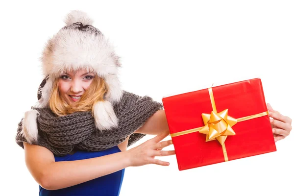 Chica de invierno hoding caja de regalo roja — Foto de Stock