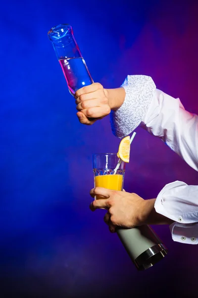 Man gieten een drankje — Stockfoto