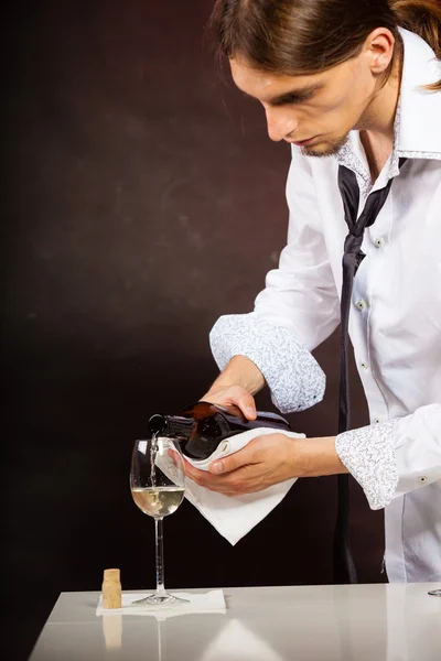 Garçom derramando vinho branco em vidro . — Fotografia de Stock