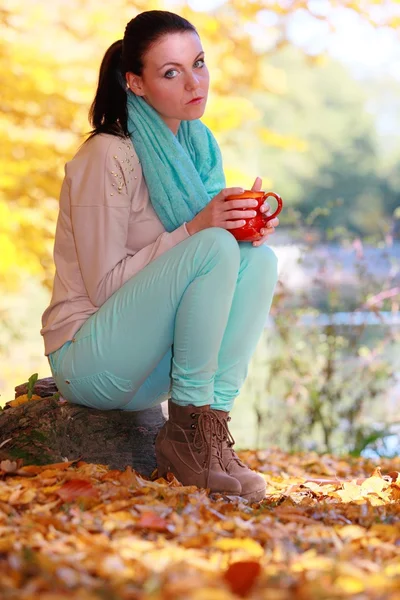 Mujer relajándose en el parque de otoño — Foto de Stock