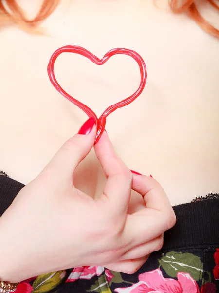 Mão feminina segurando Valentim coração vermelho — Fotografia de Stock