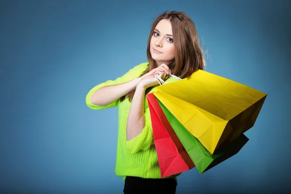 Frau mit Papiertüten — Stockfoto