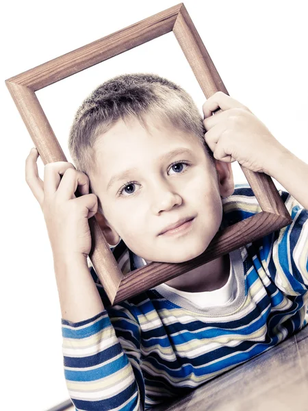 Niño sosteniendo marco de foto — Foto de Stock