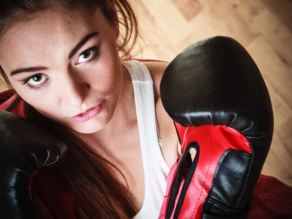 Mulher de luvas pretas boxe — Fotografia de Stock