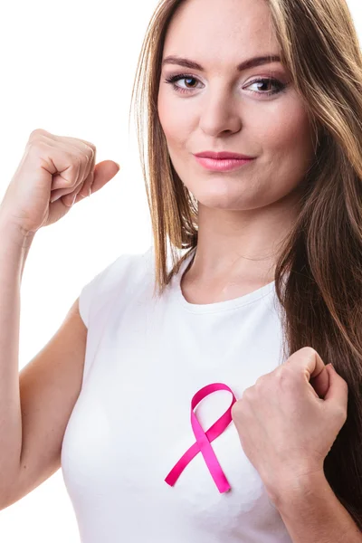 Женщина в футболке с розовой лентой от рака — стоковое фото