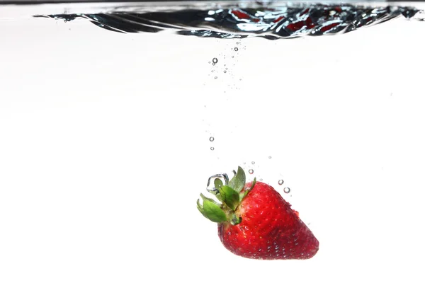 Erdbeere im Wasserspritzer — Stockfoto