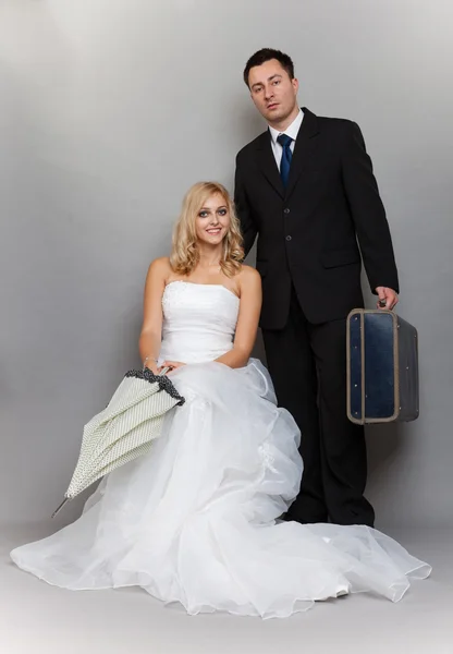 Bruden och brudgummen poserar — Stockfoto