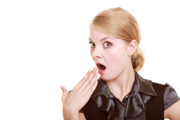 Verrast zakenvrouw die betrekking hebben op mond met de hand — Stockfoto