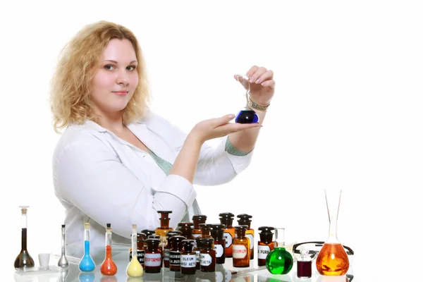 Kimyager holding kimya cam ürünleri şişesi — Stok fotoğraf