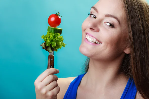 Kvinna anläggning gaffel — Stockfoto