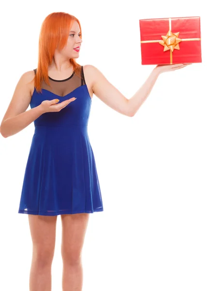 Ragazza in possesso di scatola regalo — Foto Stock