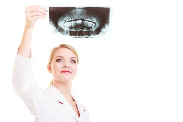 Dokter kijkt naar röntgenfoto. — Stockfoto