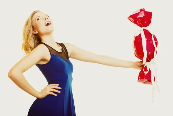 Chica sosteniendo regalo rojo — Foto de Stock