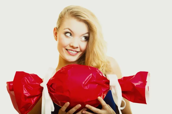Chica sosteniendo regalo rojo —  Fotos de Stock