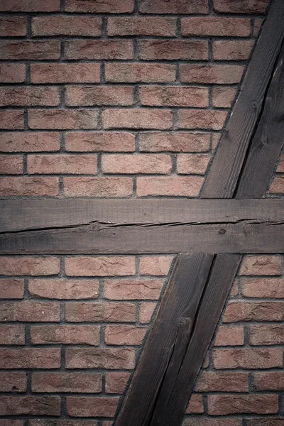Mur en brique avec poutres en bois — Photo