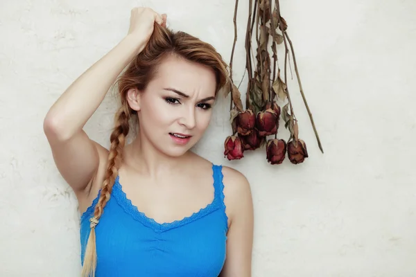 Mujer rubia mostrando su cabello — Foto de Stock