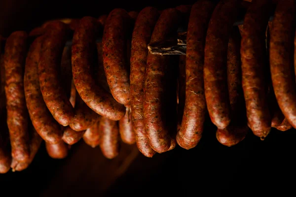 Gerookte sausuages in smokehouse. — Stockfoto