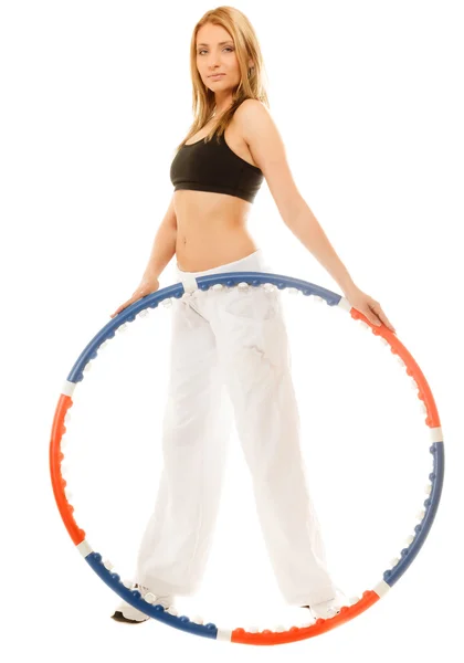 Chica haciendo ejercicio con hula hoop . — Foto de Stock