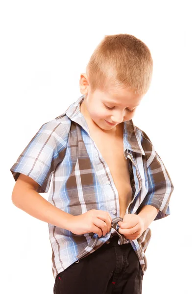 Мальчик застегивает рубашку — стоковое фото