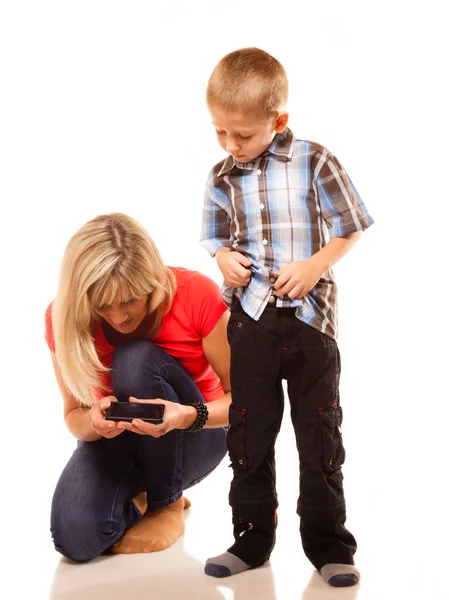 Madre e figlio giocare al videogioco — Foto Stock