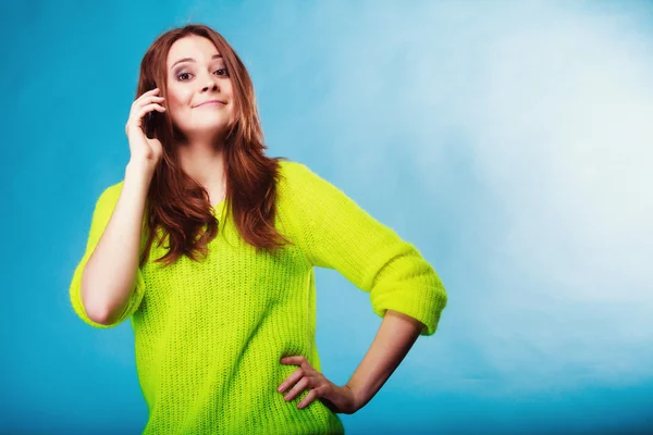 Mädchen benutzt Mobiltelefon — Stockfoto