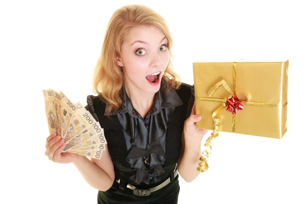 Woman holding gift box and polish banknotes — Stock Photo, Image