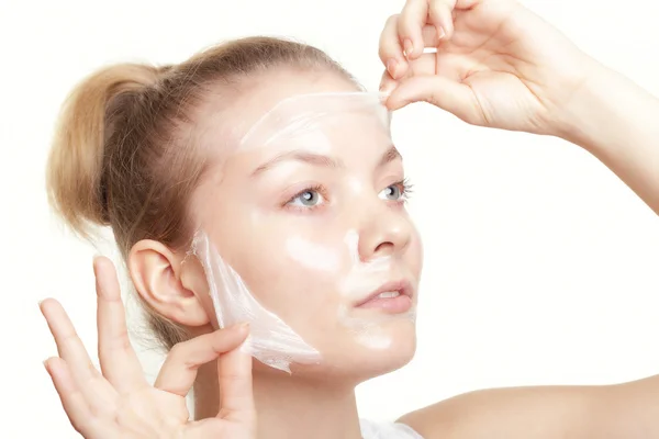 Vrouw in facial peel off mask — Stockfoto