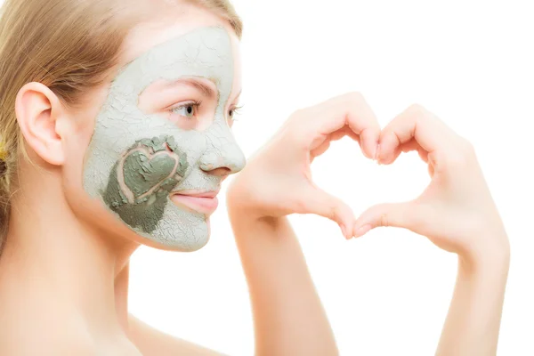 Vrouw in klei modder masker op gezicht. — Stockfoto