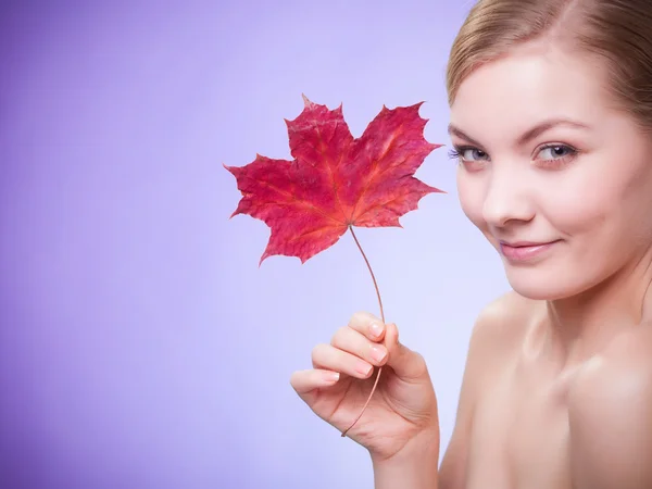 Woman posing with red maple leaf. — Stock Photo, Image