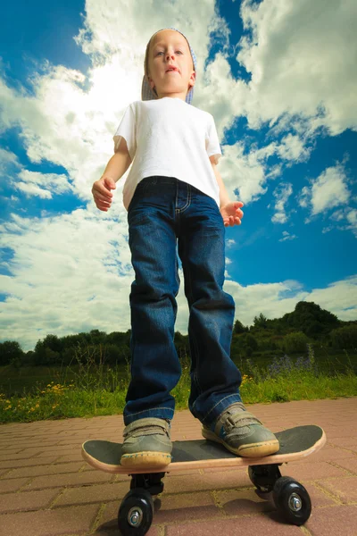 Bambino con il suo skateboard . — Foto Stock