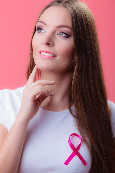 Frau im T-Shirt mit rosa Krebsschleife — Stockfoto