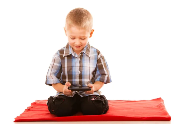 Jongen spelen op smartphone — Stockfoto