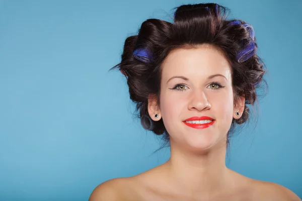 Menina com encrespadores no cabelo — Fotografia de Stock