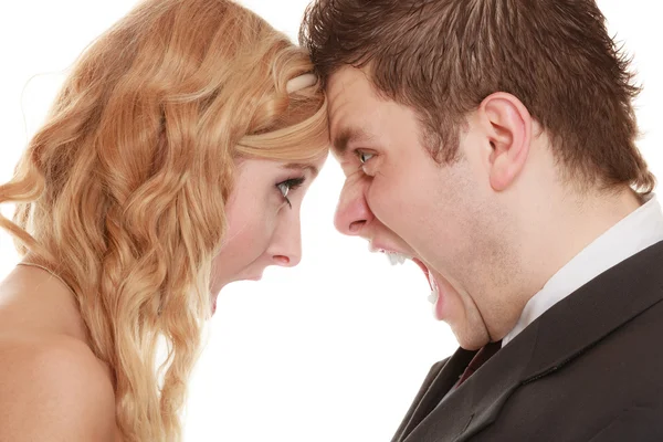 Mulher e homem gritando um com o outro . — Fotografia de Stock