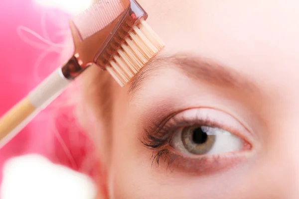 Primeros planos parte del detalle de maquillaje de la cara de la mujer . — Foto de Stock