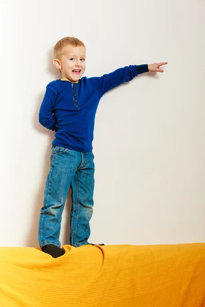 Menino brincando em casa — Fotografia de Stock