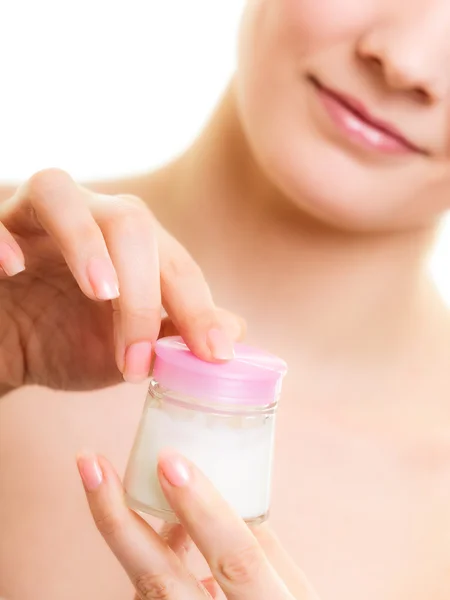 Ragazza che applica crema idratante . — Foto Stock