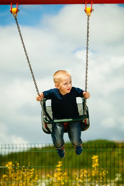 Kind hat Spaß auf Schaukel im Freien — Stockfoto