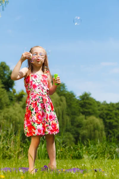 Pige blæser sæbebobler - Stock-foto