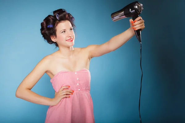 Mulher segura secador de cabelo — Fotografia de Stock