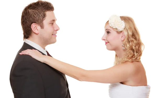 Braut und Bräutigam lächeln — Stockfoto
