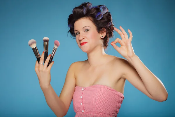 Woman holds makeup brushes — Stock Photo, Image