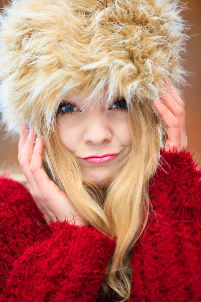 Kvinna i vinter kläder poserar — Stockfoto