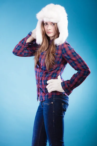 Vrouw in winter kleding poseren — Stockfoto