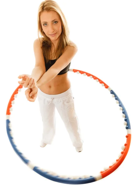 Mädchen übt mit Hula-Hoop-Reifen. — Stockfoto