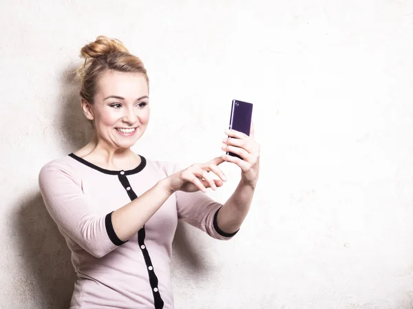 Businesswoman texting reading sms on smartphone — Stock Photo, Image