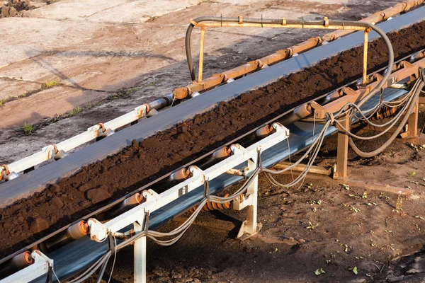 Opencast brown coal mine. Belt conveyor. — Stock Photo, Image